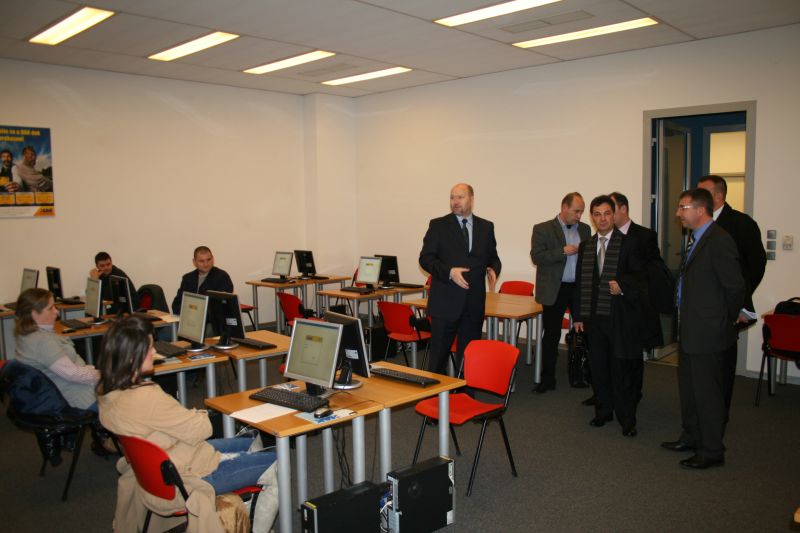 Gosti u informatički opremljenoj učionici za polaganje ispita