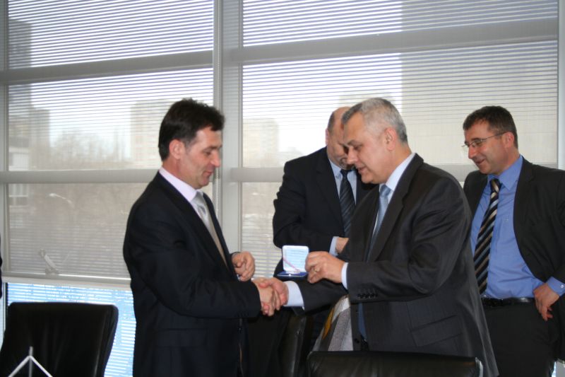 Predsjednik HAK-a Ivo Bikić uručuje poklon glavnom tajnika Cerkinu Dukoilu