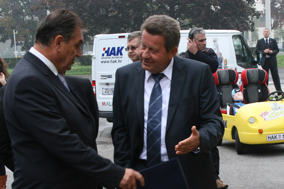 Predsjednik HAK-a, g. Slavko Tušek pokazuje HAK-ov simulator okretanja g. Radimiru Čačiću