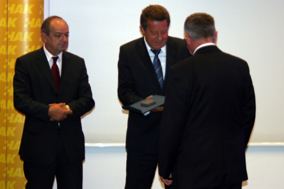 Zamjenik predsjednika HAK-a, dr. Marijan Ćurković (lijevo) i predsjednik HAK-a, g. Slavko Tušek (sredina) uručuju priznanje glavnom tajniku CIECA-e, g.Tamásu Himi