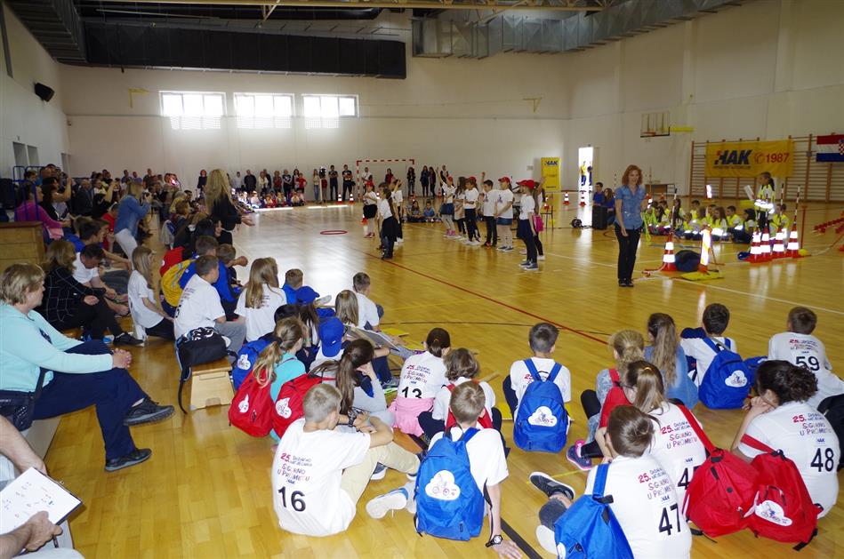 Otvorenje natjecanja su pjesmom i plesom uljepšali učenici O.Š. Zadarski otoci