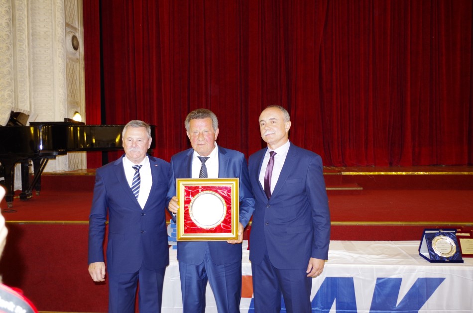 Prigodni poklon HAK-u od vodstva AK Pula-Rovinj primio je predsjednik HAK-a Slavko Tušek