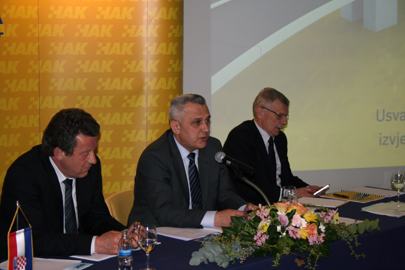 (slijeva) zamjenik predsjednika HAK-a Slavko Tušek, predsjednik HAK-a Ivo Bikić i glavni tajnik HAK-a Zvonko Šmuk