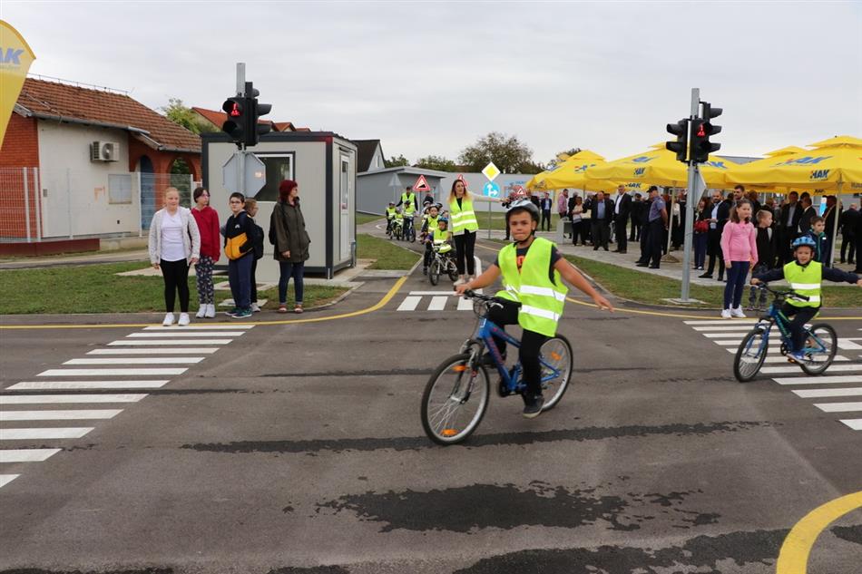 U Autoklubu Vinkovci svečano otvoreno Prometno vježbalište za edukaciju djece biciklista i pješaka