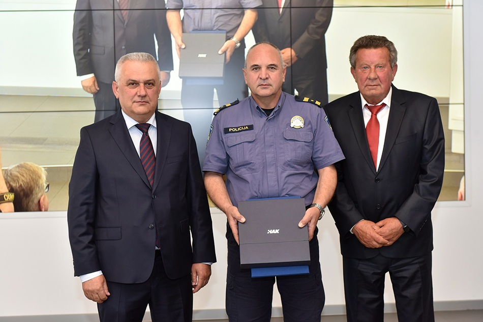 Priznanje Ministarstvu unutarnjih poslova primio je voditelj Službe za sigurnost cestovnog prometa Ravnateljstva Policije Josip Mataija