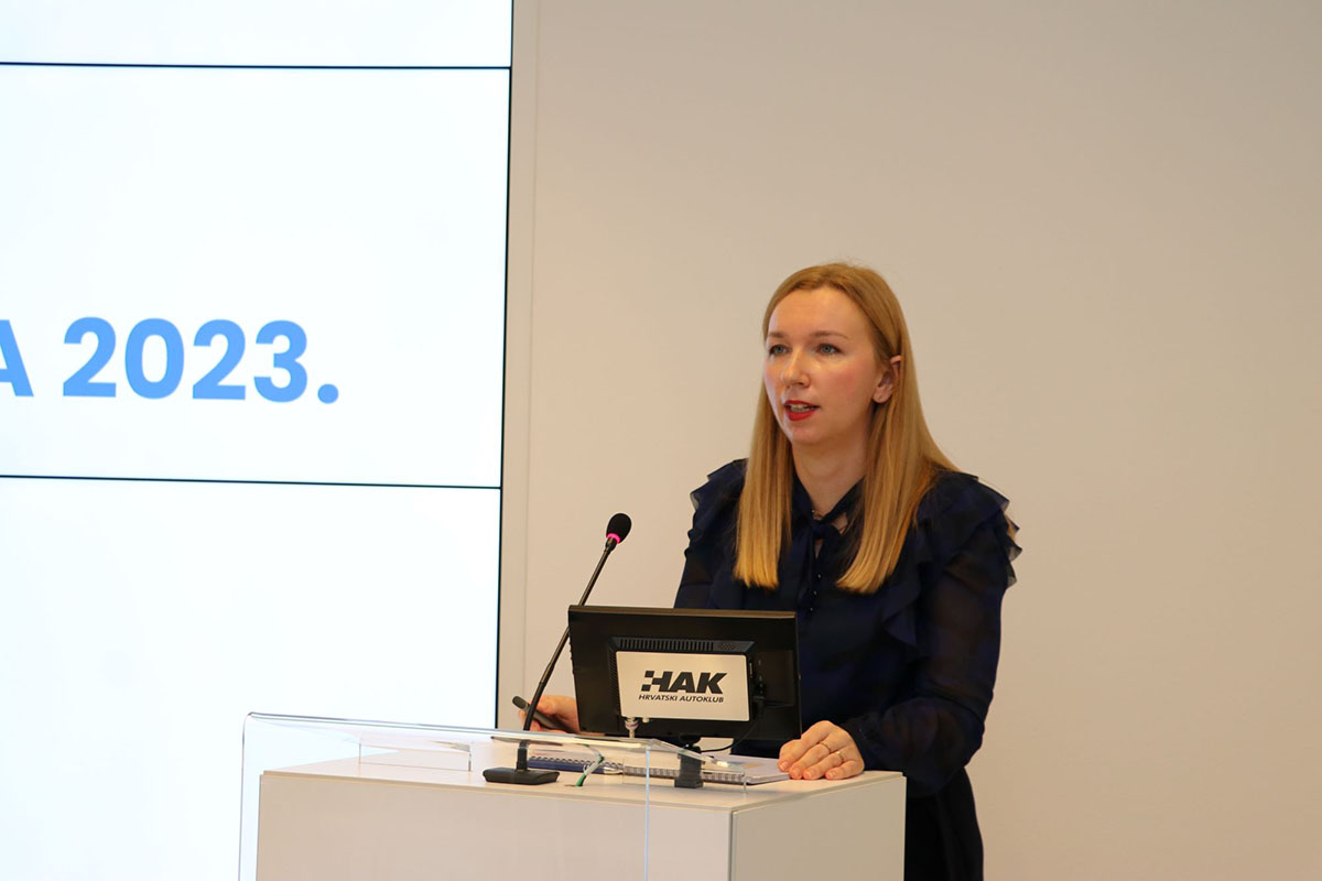Anja Antolić, mag. oec. voditeljica službe financija i računovodstva HAK-a predstavila je Financijski plan Hrvatskog autokluba za 2023. godinu