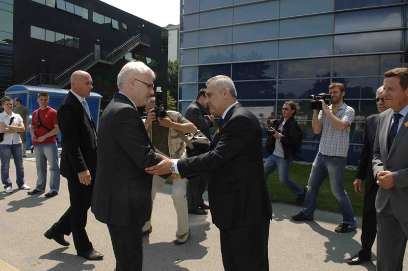 Delegacija HAK-a, na čelu s predsjednikom HAK-a, g. Ivom Bikićem, dočekuje predsjednika Josipovića ispred poslovne zgrade HAK-a