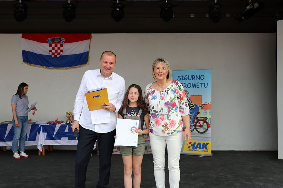 Članica NO HAK-a Marčela Androšić dodijelila priznanja za sudjelovanje na natjecanju