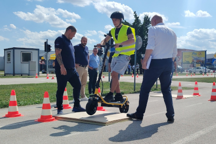 Novi prometno edukativni program HAK-a „Sigurna vožnja e-romobila“ proveden u Vinkovcima