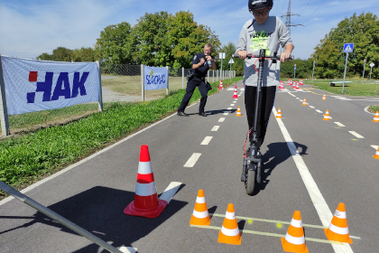 Novi prometno edukativni program HAK-a „Sigurna vožnja e-romobila“ proveden u Osijeku