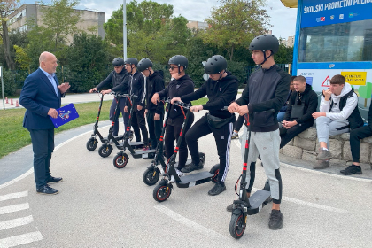 Novi prometno edukativni program HAK-a „Sigurna vožnja e-romobila“ proveden u Splitu