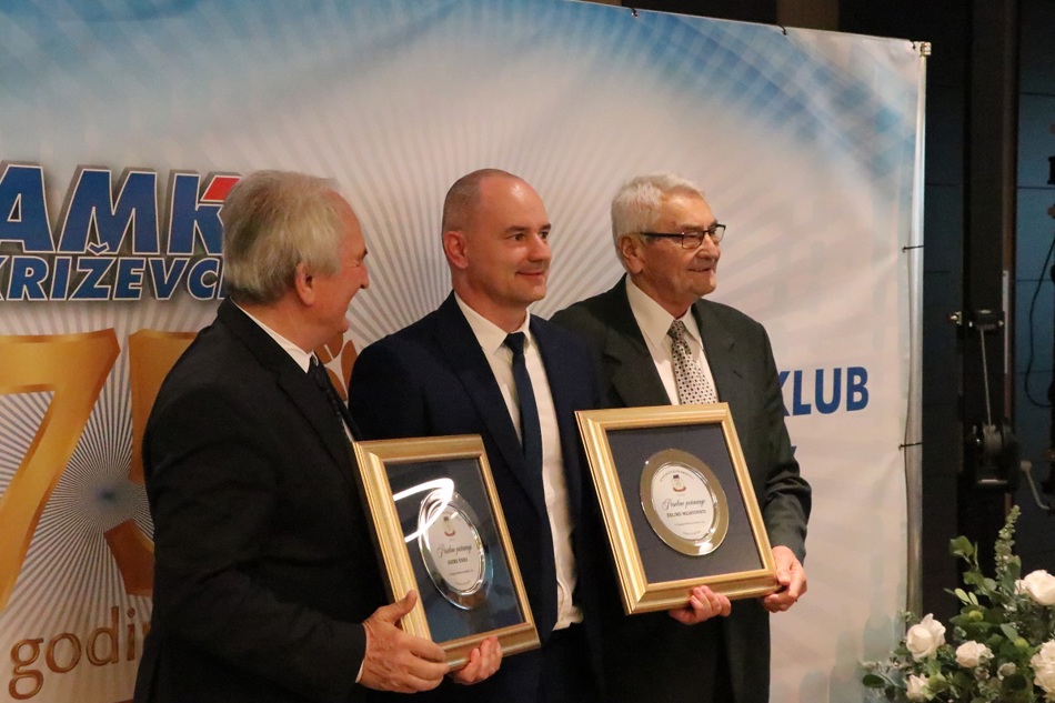 Zamjenik glavnog tajnika Hrvatskog autokluba dr. sc. Igor Šiško preuzima zahvalnice